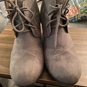 Cityclassfied booties in gray.